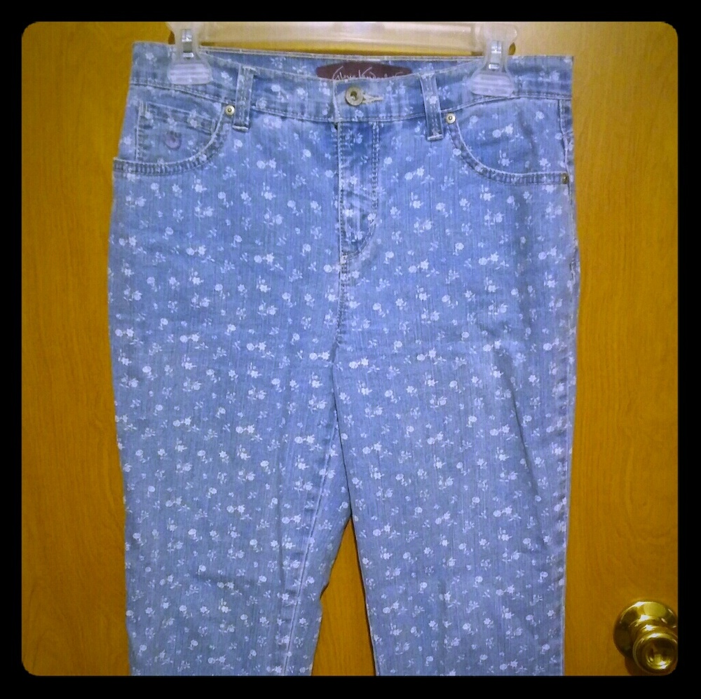 Host Pick :) Gloria Vanderbilt Jeans Size 4 short